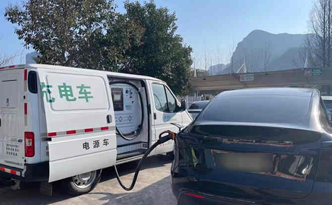三台汽车搭电